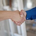 Avantajele colaborării cu un partener local pentru hale industriale