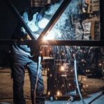 Utilajele esențiale pentru montajul structurilor metalice moderne